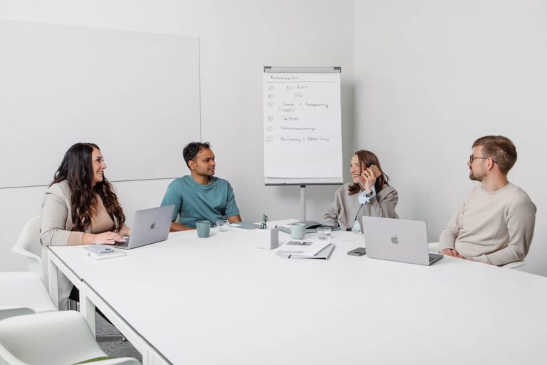 Vier Personen während eines BEM-Seminars