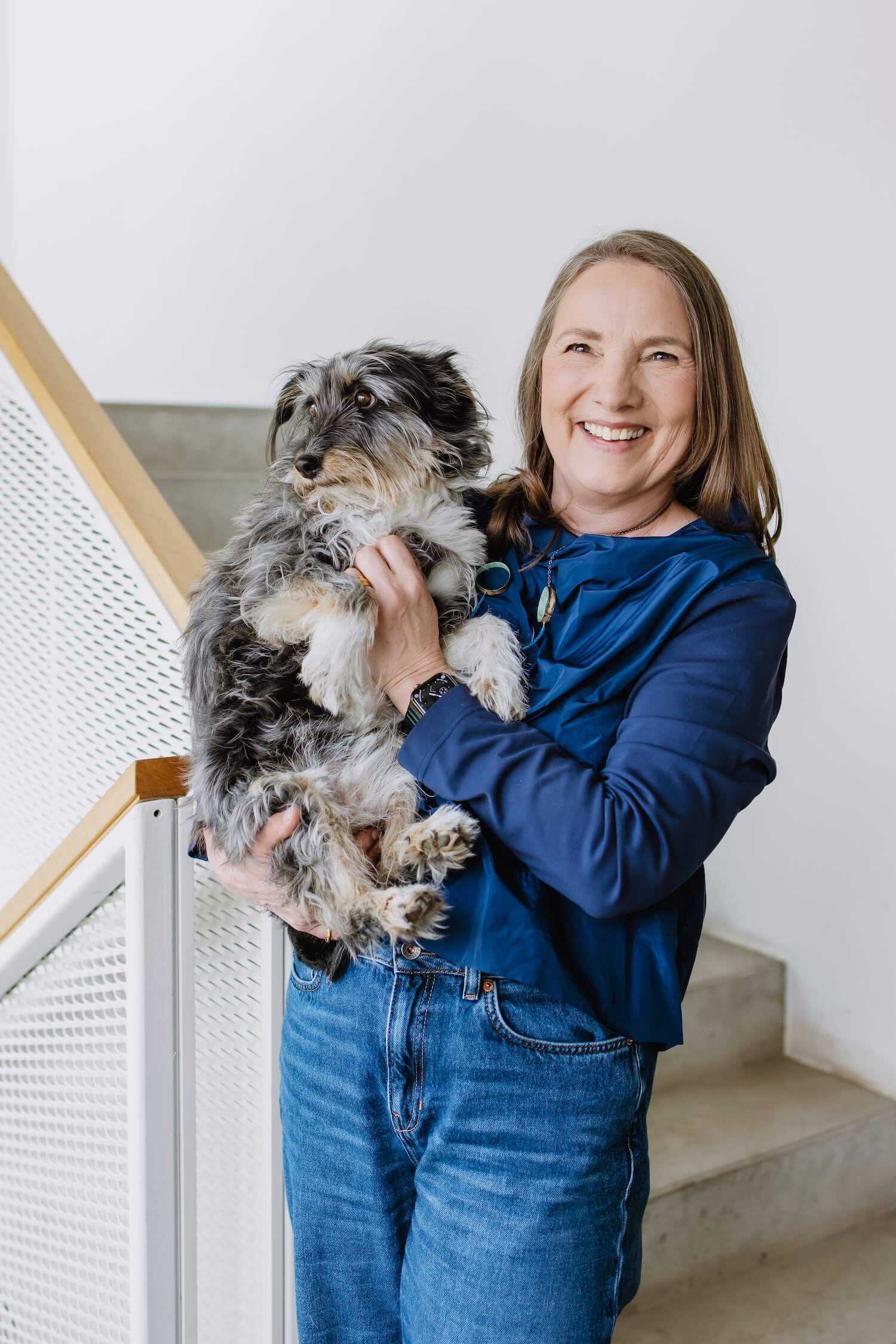 Kerstin Reisinger mit ihrem Hund auf dem Arm